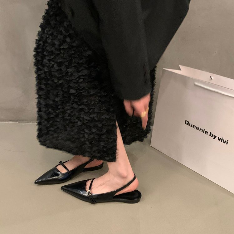 รองเท้าแตะ ส้นแบน หัวแหลม แต่งสายคล้องข้อเท้า