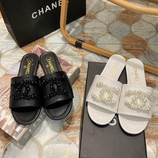 [พร้อมส่ง] Chanel รองเท้าแตะ หนังวัวแท้ เปิดนิ้วเท้า พื้นแบน ประดับมุก เหมาะกับเดินชายหาด สําหรับผู้หญิง CC10067