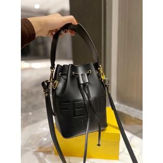 [พร้อมส่ง] ใหม่ Fendi กระเป๋าสะพายไหล่ลําลอง ความจุขนาดใหญ่ หรูหรา สําหรับสตรี เหมาะกับการเล่นกีฬา