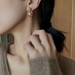 ต่างหูหนีบ ต่างหูมุกเทียมแชมเปญทองผู้หญิง ins niche design high-end sense stud earrings 2023 new explosive Internet celebrity earrings