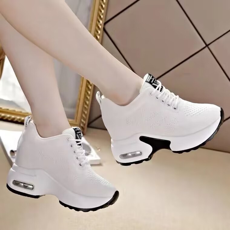 รองเท้าผ้าใบผู้หญิงตาข่าย Strappy Low Tops Shorty Heighten Shoes รองเท้ากีฬาระบายอากาศสําหรับผู้หญิง