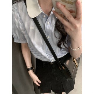 เสื้อน่ารัก ปลอกคอตุ๊กตาฝรั่งเศสสีฟ้าและสีขาวลายเสื้อเชิ้ตแขนสั้นผู้หญิง 2023 ฤดูร้อนใหม่หวานลดอายุแขนพัฟแนวโน้มด้านบน