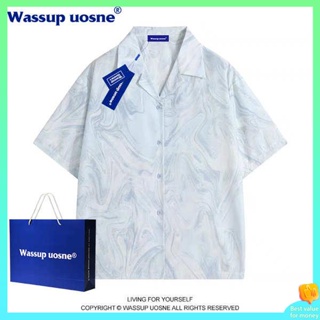 เสื้อฮาวายชาย เสื้อฮาวายผู้ชาย WASSUP เสื้อเชิ้ตลายหมึกสำหรับผู้ชายแขนสั้นแบบบางสำหรับฤดูร้อนเสื้อคู่รักสไตล์ฮ่องกงวินเทจสไตล์ฮ่องกงแฟชั่น