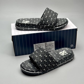 Mlb New York Yankees x MLB Mound Dia Monogram Slide รองเท้าแตะลําลองแฟชั่น อเนกประสงค์ เหมาะกับการเล่นกีฬา