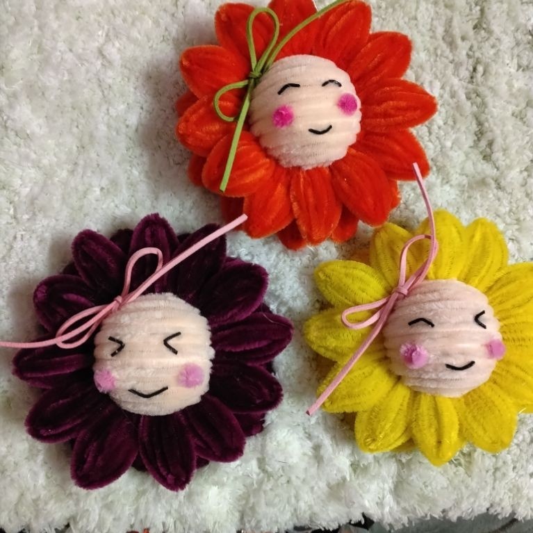 พวงกุญแจกระจกดอกทานตะวัน Fuzzy Wire กระเป๋าแฮนด์เมด accessories ขนาด 12cmx12cm.