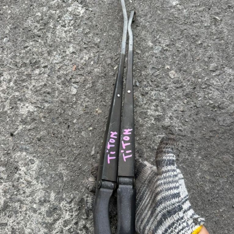 TRITON KB4 WIPER ARM PAIR ใช้แล้ว