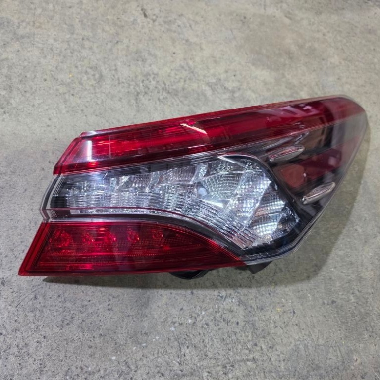 ไฟท้าย Toyota camry AVV50 rh
