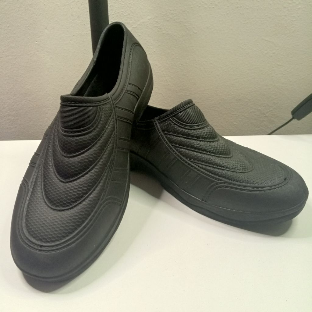 รองเท้ายาง Triple Black สําหรับสวนหรือเล่นน้ํา 10UK & 9UK