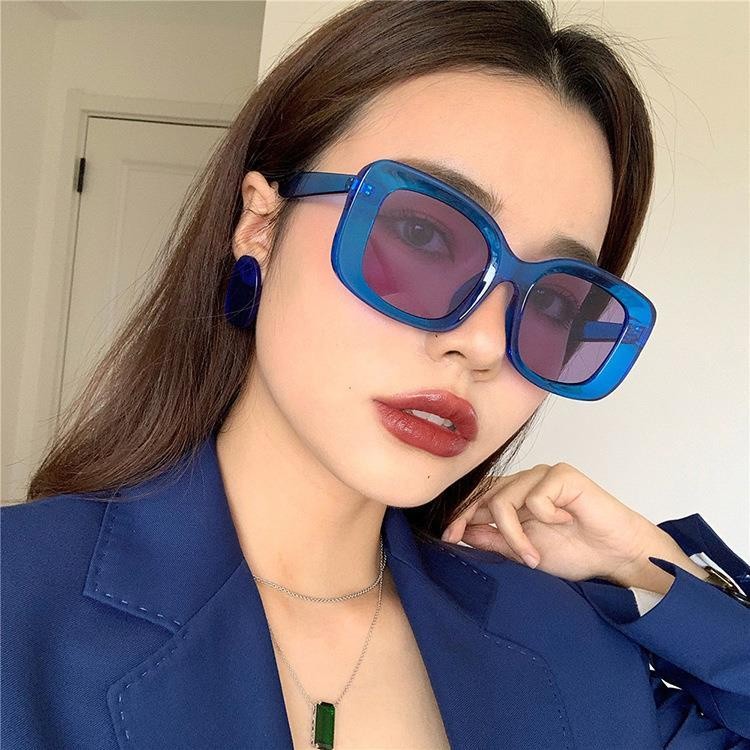 แว่นกันแดดการสร้างแบบจําลองแว่นตาที่ไม่ซ้ํากันกรอบสี่เหลี่ยมสุภาพสตรีสไตล์ใหม่กรอบใหญ่ทุกการแข่งขันอินเทรนด์ถนนยิงแว่นตาสีฟ้าย้อนยุ