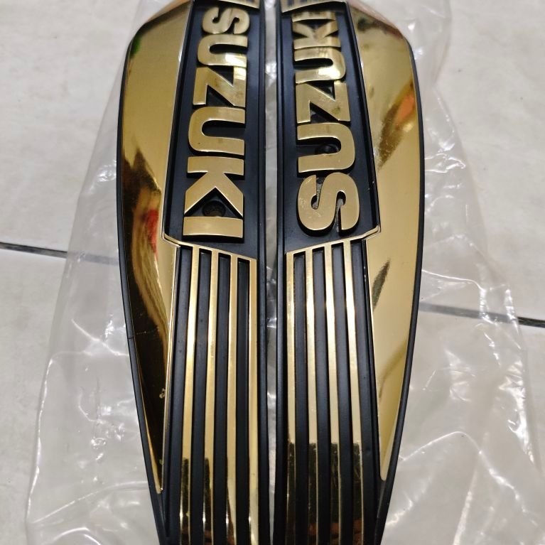 SUZUKI RC 100/ RC80 EMBLEM TANK GOLD JAPAN 🇯🇵