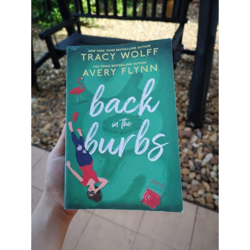 ด้านหลังใน Burbs โดย Tracy Wolff & Avery Flynn