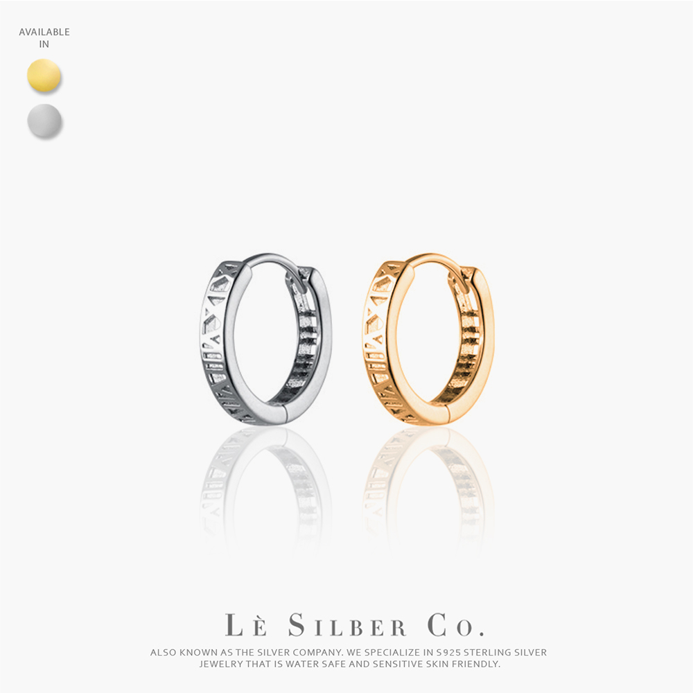 Lè Silber Co.ต่างหูเงินแท้ S925 - Cut Out Roman Numeral Huggies Earrings