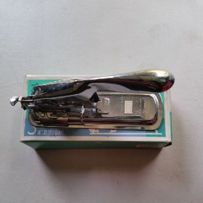 DESKTOP STAPLER ยี่ห้อ: Max MODEL: HD-3 DIMENSIONS: 102(H) x 60(W) x 212(L) mm
