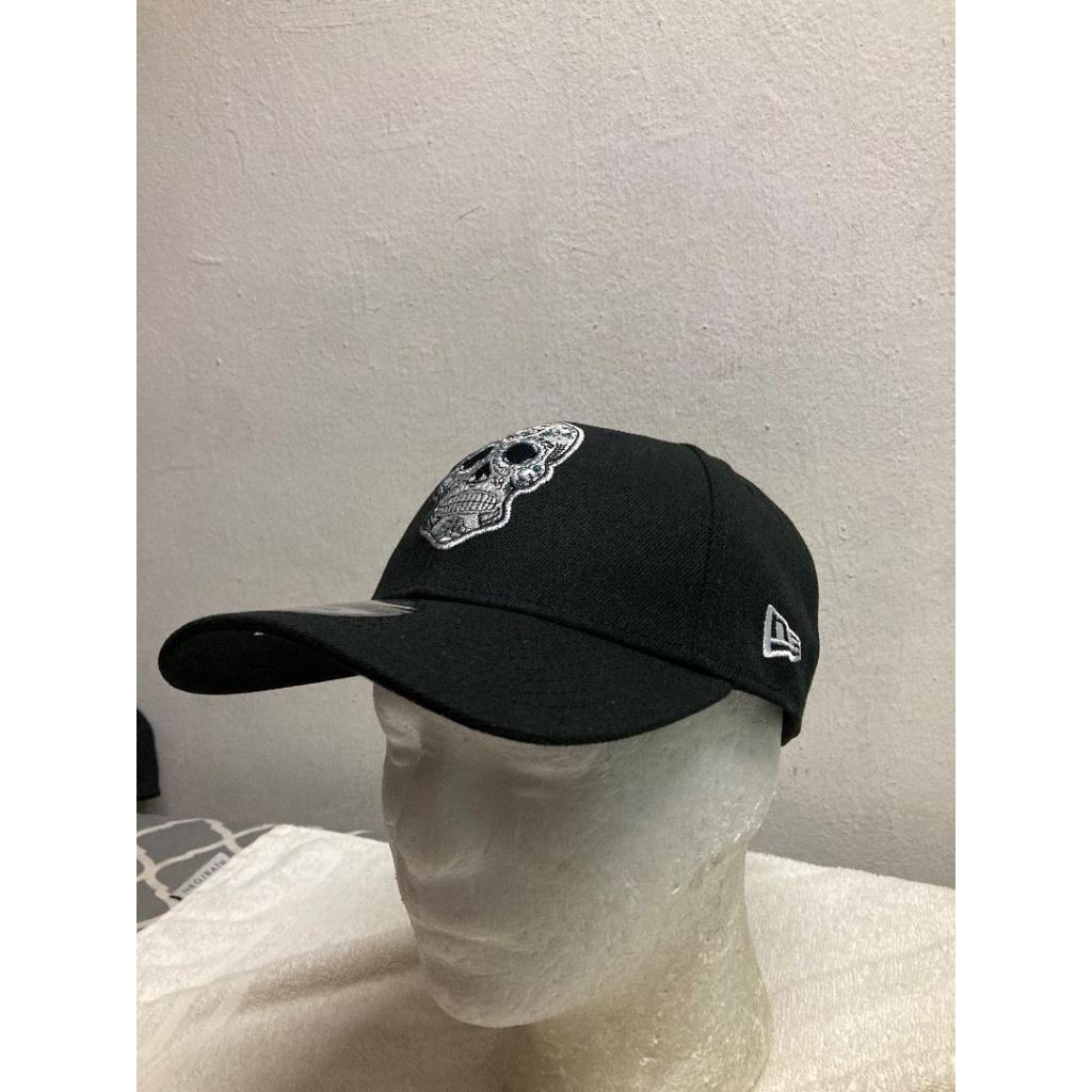 New Era 9Forty La Raiders Sugar Skull Edition หมวกสีดํา