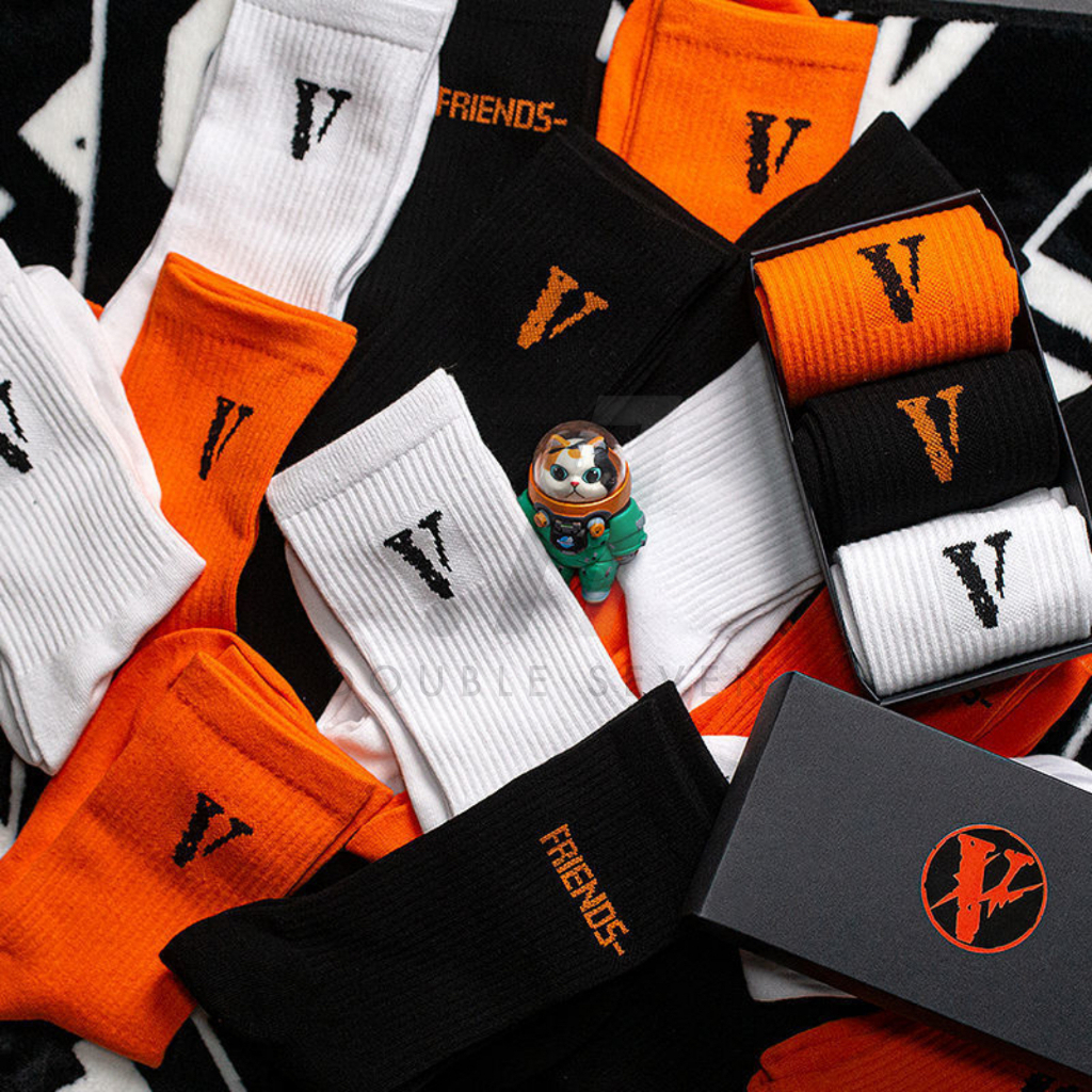 VLONE ถุงเท้ายาวสําหรับผู้ชายและผู้หญิง