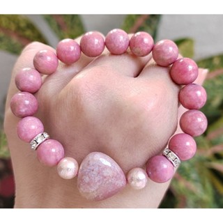 Rhodonite (พร้อมจุดด่างดําธรรมชาติ) และสร้อยข้อมือหัวใจปะการัง สีชมพู