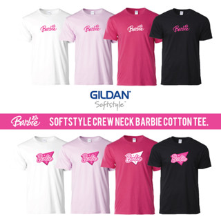 Gildan เสื้อยืดผ้าฝ้าย แบบนิ่ม ลาย BARBIE 63000 150gsm สีชมพู สําหรับผู้ใหญ่ ทุกเพศ