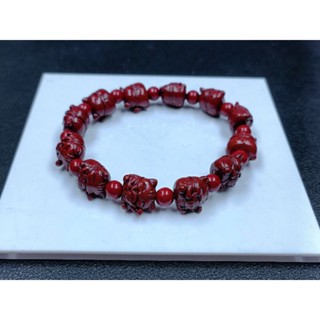 Cinnabar kitty สร้อยข้อมือ