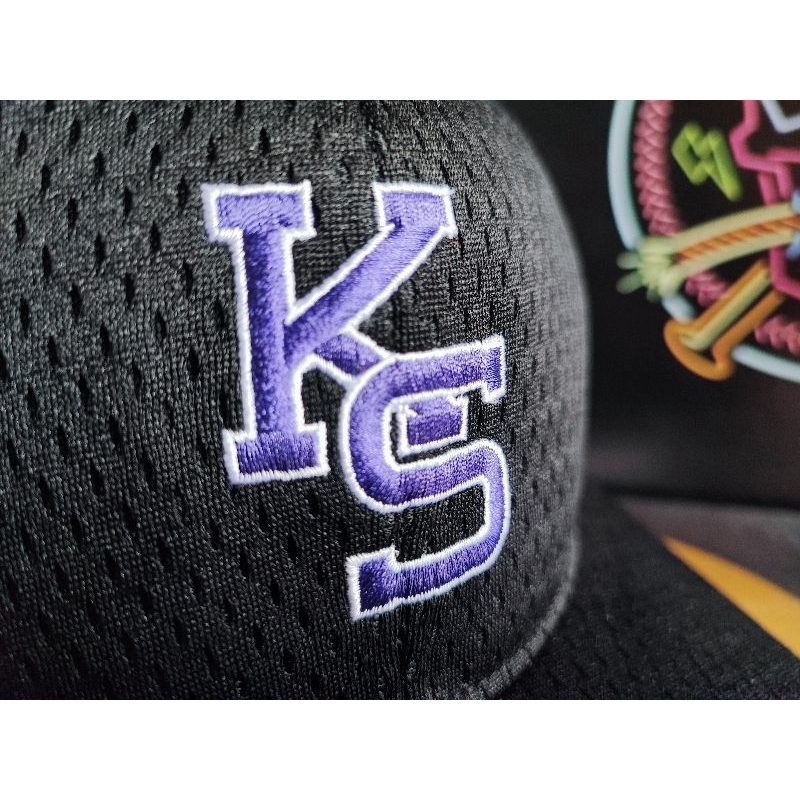 ( ) หมวกแก๊ป Topi Snapback ลาย Kansas State Wildcats ( KS ) Fitted Nike trucker dewasa