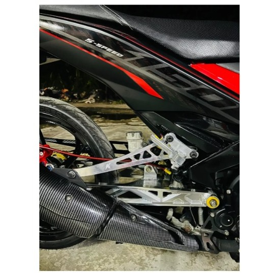 Yamaha Y15zr Y16 LC135 EGO ด้านหลังพักเท้าชุดโลหะผสมเหยียบ Kaki Belakang Tapak Pemijak วงเล็บท่อไอเสีย Y15