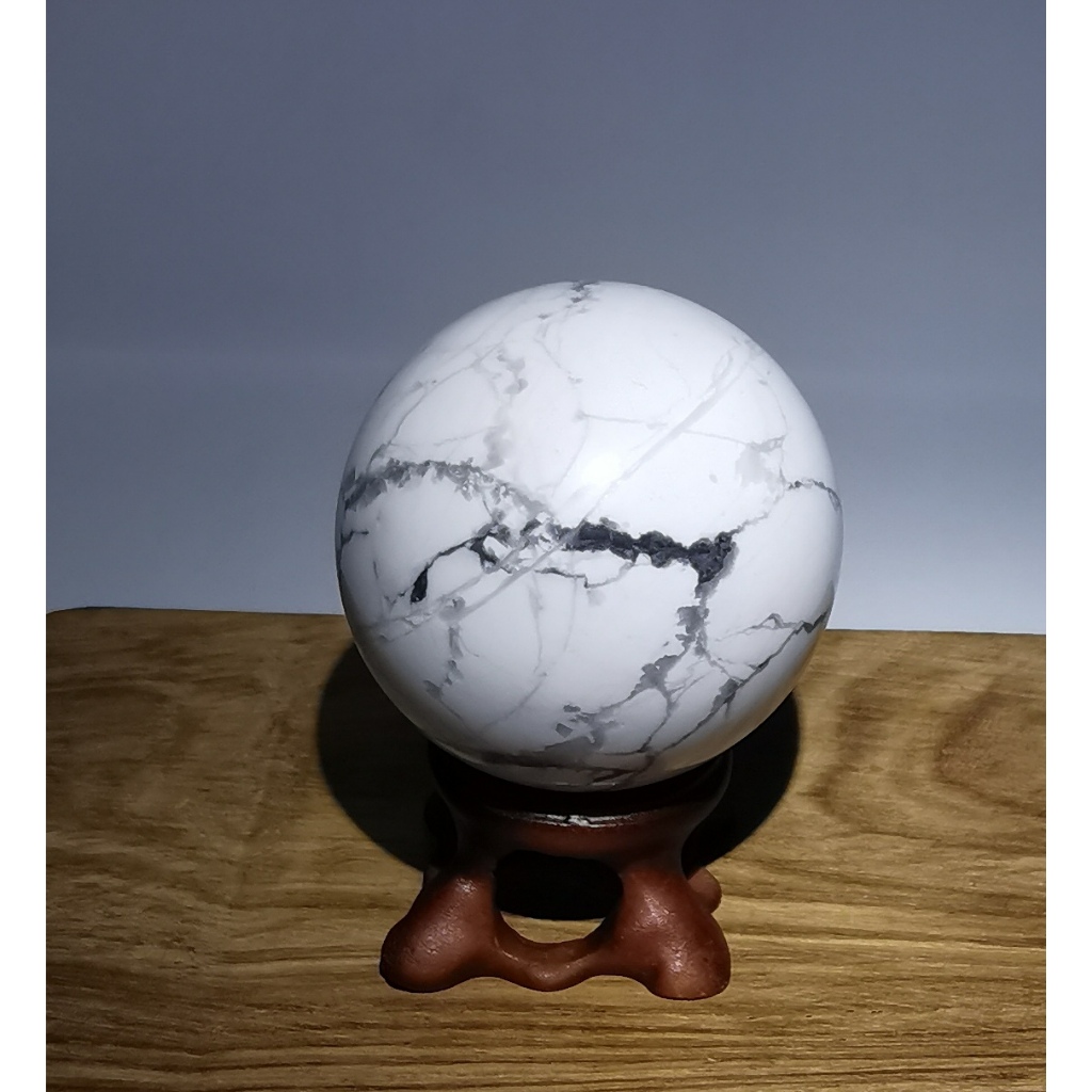 ลูกบอล Howlite คริสตัลธรรมชาติพร้อมฐาน (4.9 ซม.) / Bola Howlite Kristal หินอ่อนธรรมชาติ