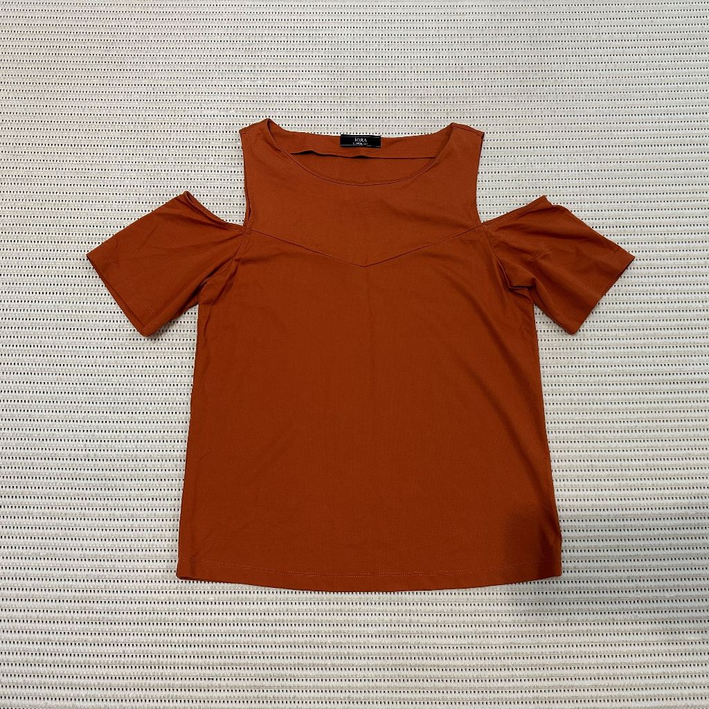 IORA เสื้อไหล่เดี่ยวสีน้ําตาล