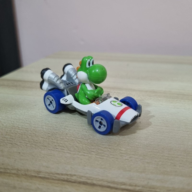 Hot Wheels Mario Kart Yoshi