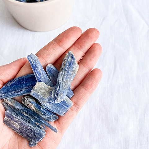 {ความอยากเห็น} แท่งดิบ Blue Kyanite 1 ชิ้น หินคริสตัลการทําสมาธิ (เล็กและใหญ่)