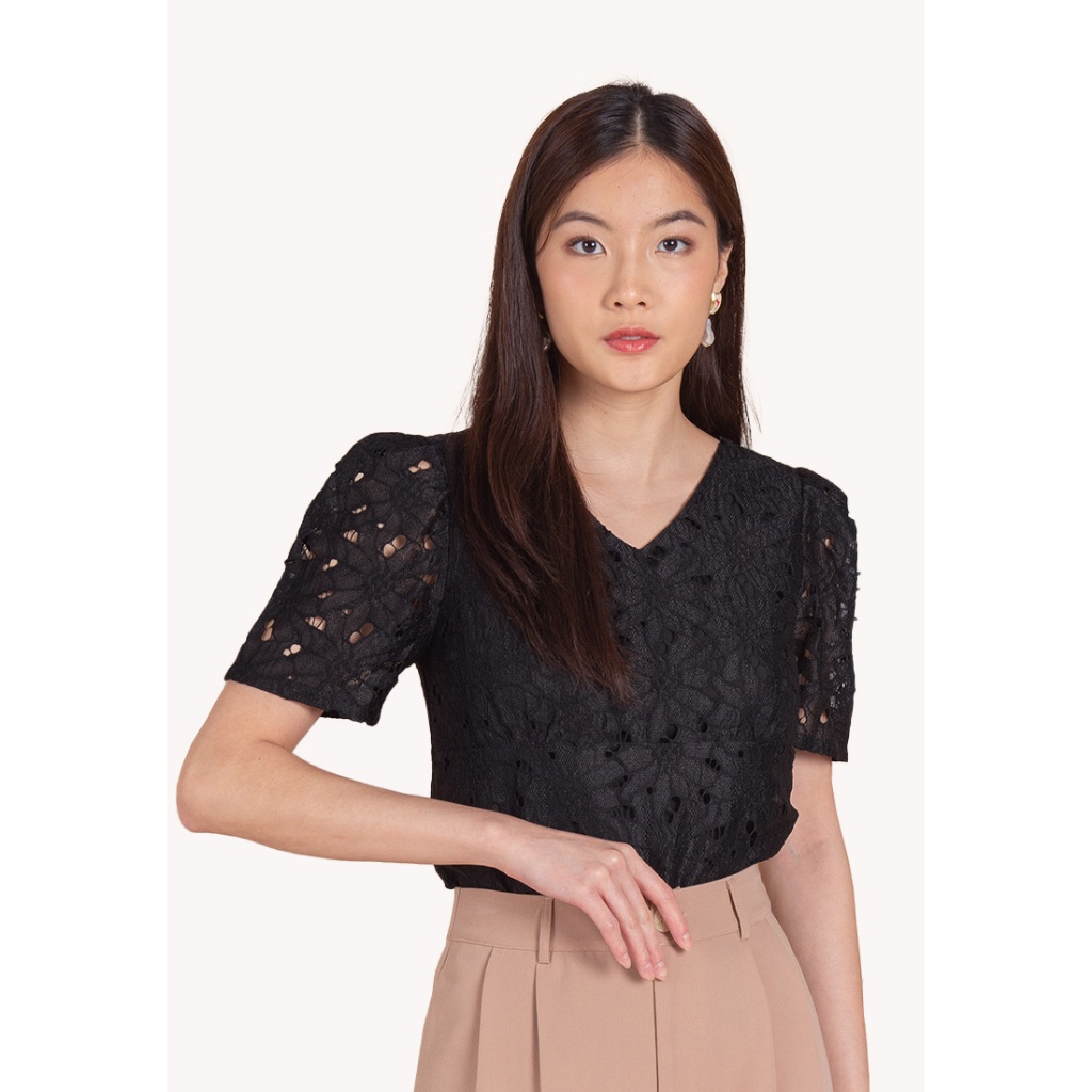 Lzzie Lorina เสื้อคอวี - ขาวดํา