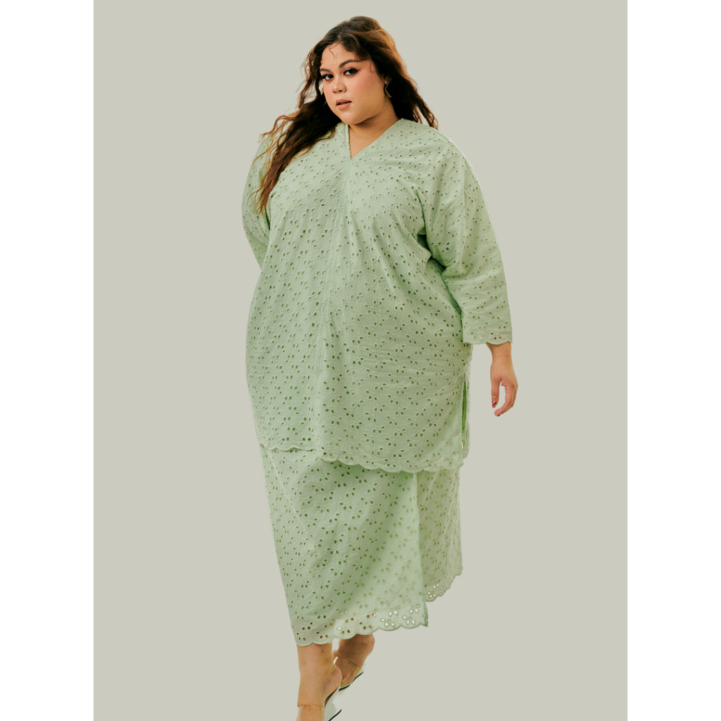 Tun Yasmin ปักตาไก่ขนาดใหญ่ Kurung
