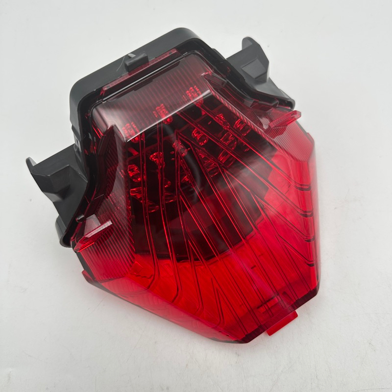 YAMAHA R25 Y15ZR Y15 V1 V2 TAIL LIGHT UNIT ASSY EXCITER TAIL LAMPU BELAKANG พร้อมป้าย 1WD-H4710-01