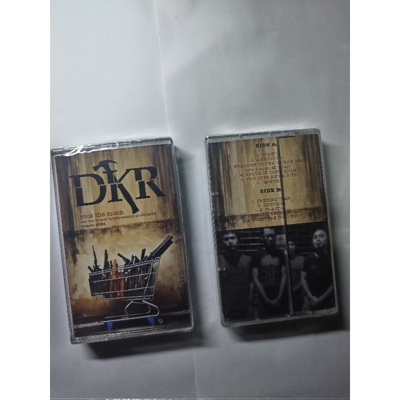 Kaset DAKOOTYROACHES "Rock The Moon &amp; The Former Interpretaion Is Outdated" เทปคาสเซ็ต