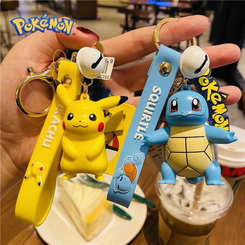 พวงกุญแจรูปโปเกมอน Pikachu Psyduck Charmander ตุ๊กตากระเป๋าเป้สะพายหลังจี้พวงกุญแจรถของเล่นเด็ก