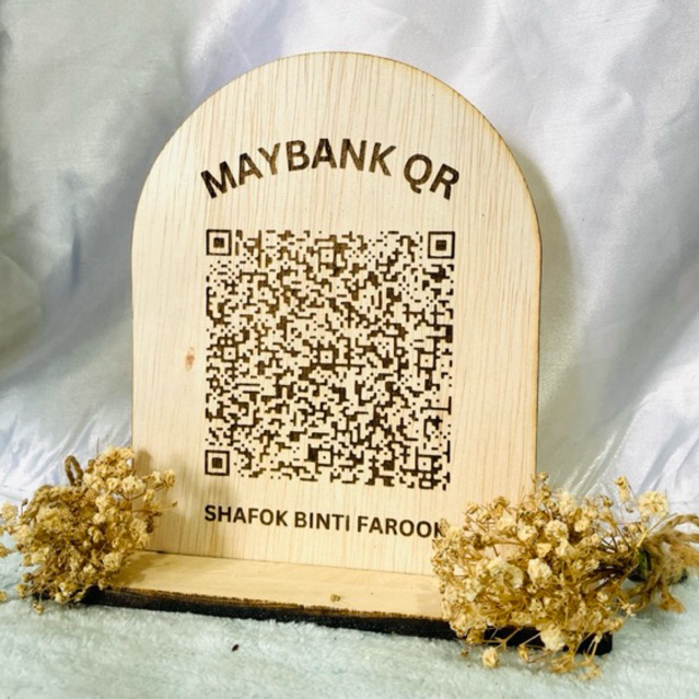 QR CODE MAYBANK CURVE SHAPE ไม้อังกฤษพร้อมขาตั้ง