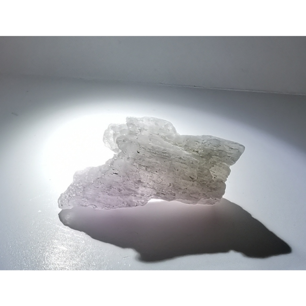 Kristal Semulajadi Kunzite Batu Mentah 15g / คริสตัลธรรมชาติ Kunzite ดิบหินธรรมชาติสีม่วงเทียน (2cm-