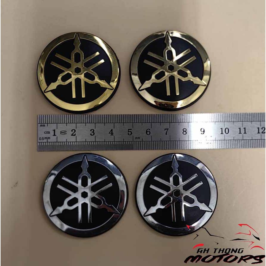 LC135 V6/ V7 Logo Set ฝาหน้า LH/RH (ท้องถิ่น) (2 ชิ้น) สีทอง / Crome