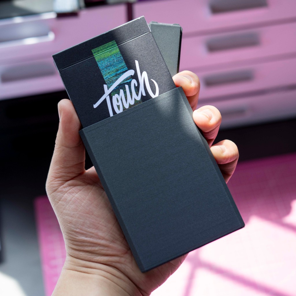 Enclosed Playing Card Case เพื่อปกป้องคุณการ์ดเล่นล้ําค่า