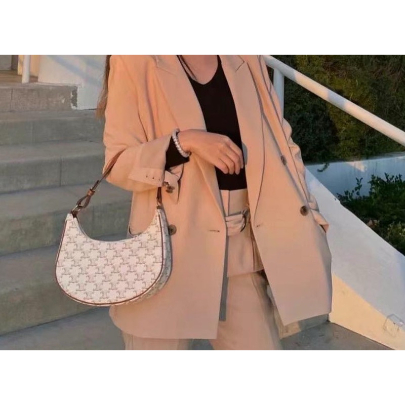 กระเป๋าถือ Celine Ava triomphe