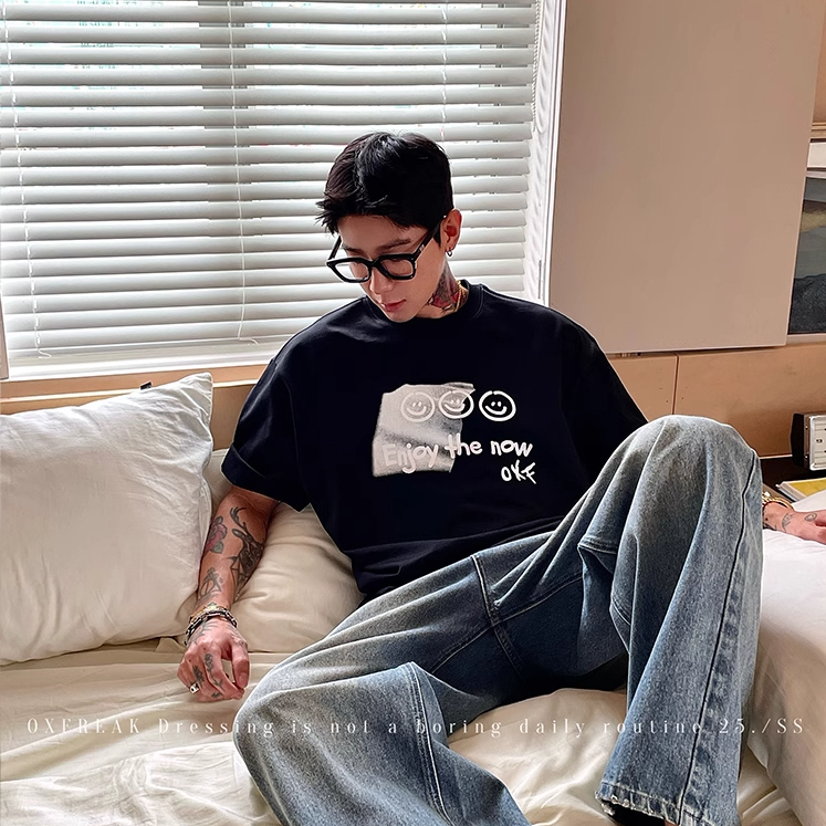 เสื้อยืดสีดําลาย Emoji & Text Motif "เพลิดเพลินกับตอนนี้ ok?"