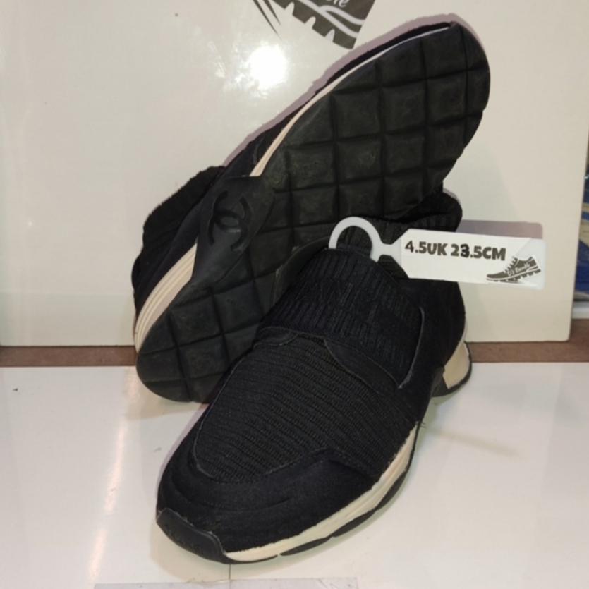 Kasut BUNDLE (CHANEL4.5UK - 23.5CM - กระเป๋ารองเท้าผ้าถักสีดํา CC Slip On)