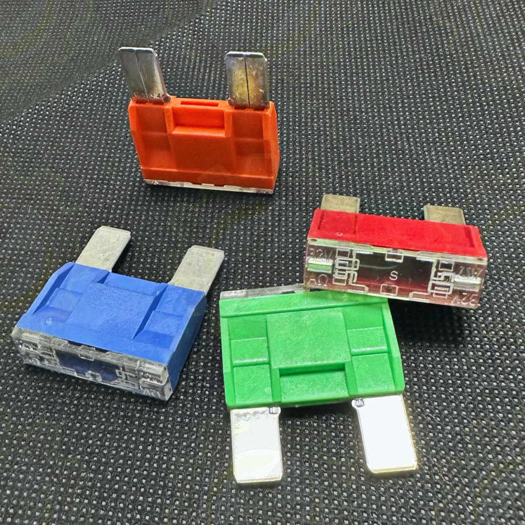 ราคา 1 ชิ้น !!! MAXI FUSE / MAXI BLADE TYPE FUSE สําหรับ MERCEDES BMW VOLKSWAGEN AUDI CARS