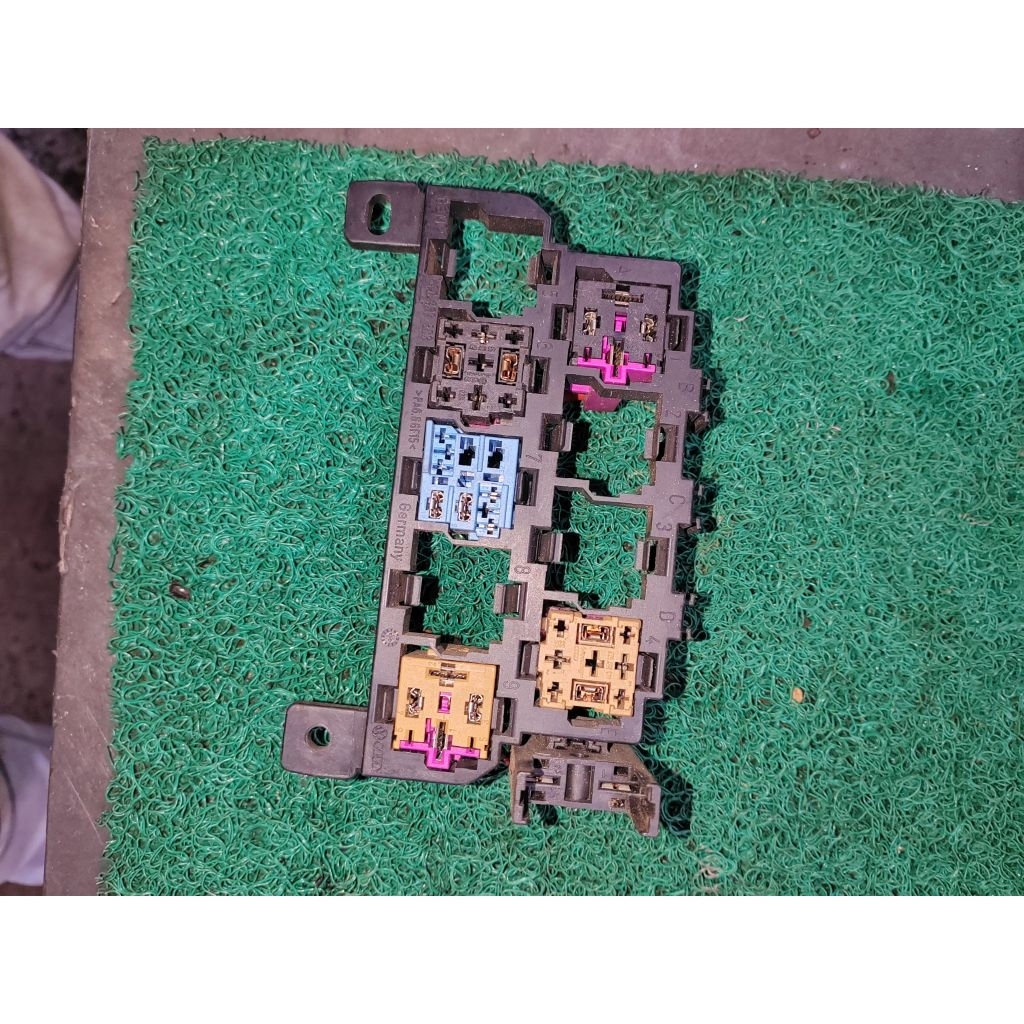 4F0 937 503 AUDI A6 C6 3.0 FUSE BOX