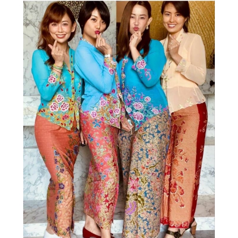 พรีเมี่ยมปัก Nyonya Kebaya Size S (มีปุ่ม)