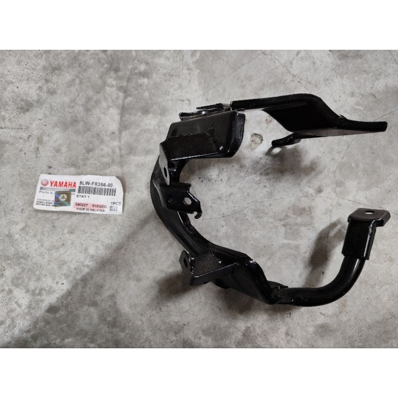 STAY 1 (ขายึดชิว/ไฟหน้า) (TANPA SCREW DAN WASHER) Nouvo AT, Nouvo 1ST MODEL NOS (5LW-F8356-00)