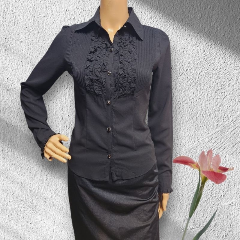 PW273 (XS) REI RISEE เสื้อเชิ้ตคอปกสีดําจับจีบด้านหน้า