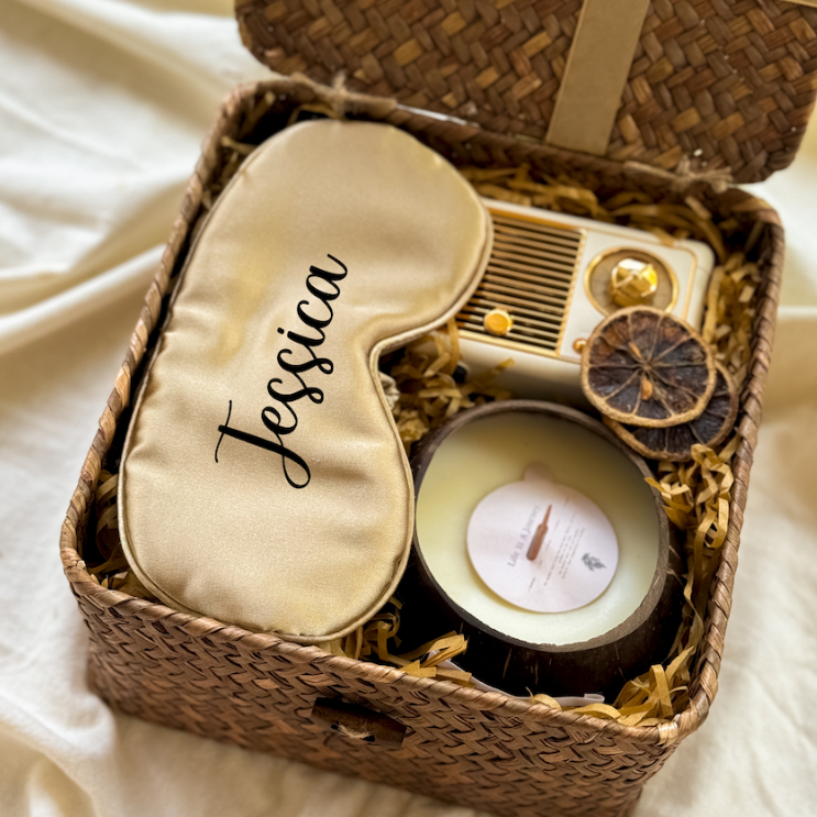 Unwind Essentials Personalized Eyemask ชุดลําโพงบลูทูธและเทียน