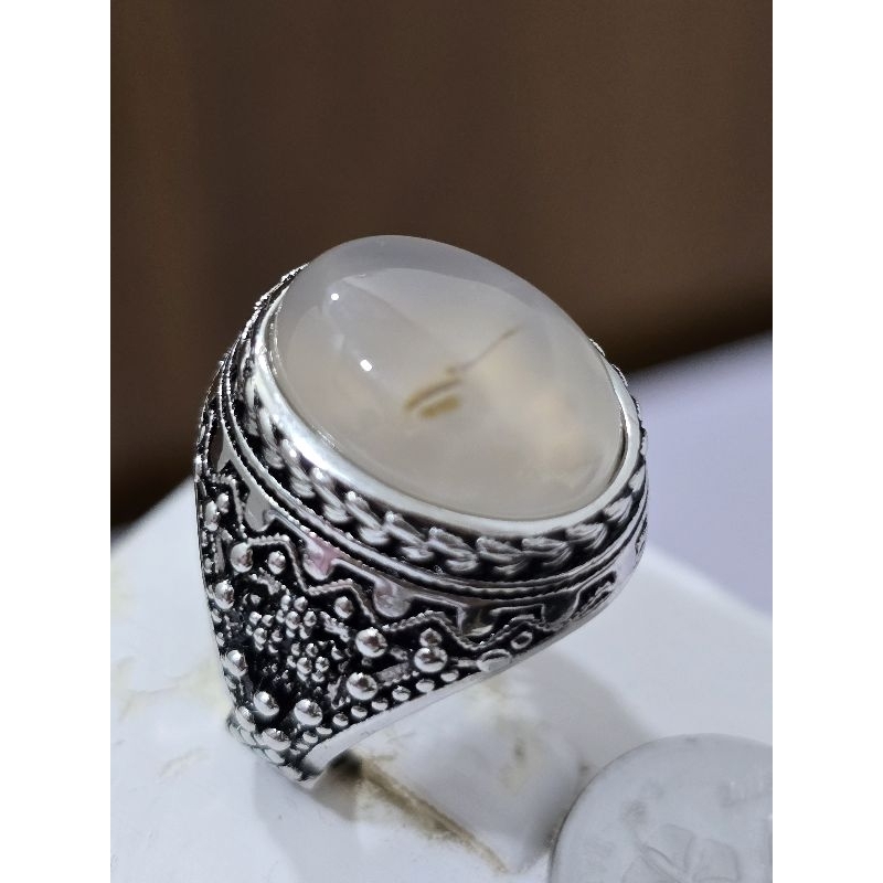 ก161,925 แหวนอาเกตฝังเงิน น้ําหนัก 9.27 กรัม ขนาด : 1 ชิ้น เบอร์ 15 ขนาดหิน : 11.715.5มม ราคา: Rm168