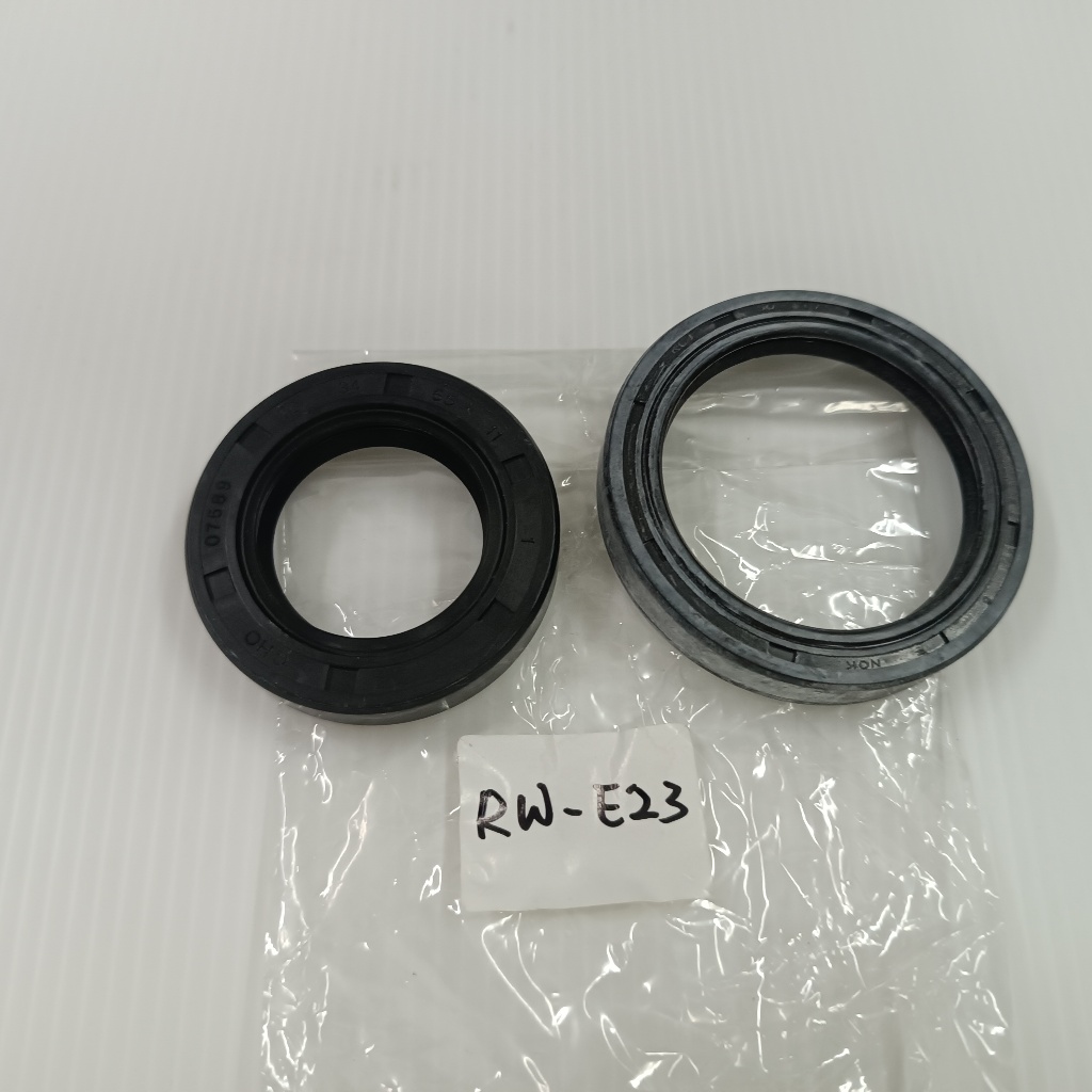 (1 คู่ RW-E23) ซีลน้ํามันดุมล้อหลังสําหรับ Nissan Urvan E23 Datsun 720 (34x55x11) (50x67x11) (4232-B