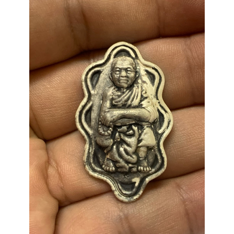 Rian luang koon ชุดวัสดุทําจากเงิน ไร้แรง โดย luang pho koon wat banrai2545