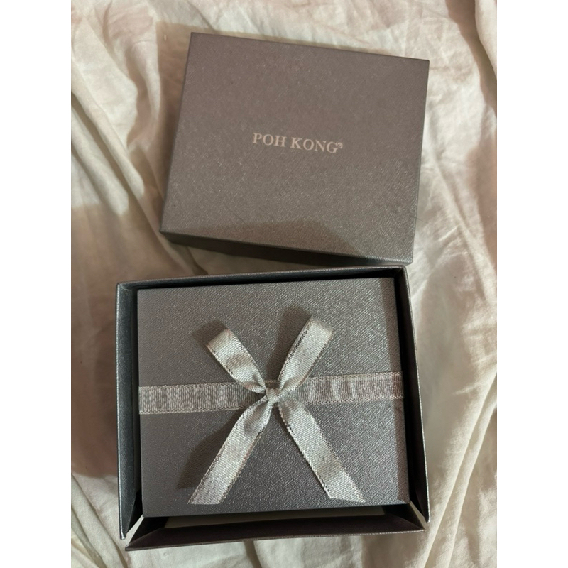 กล่องสร้อยข้อมือ poh kong
